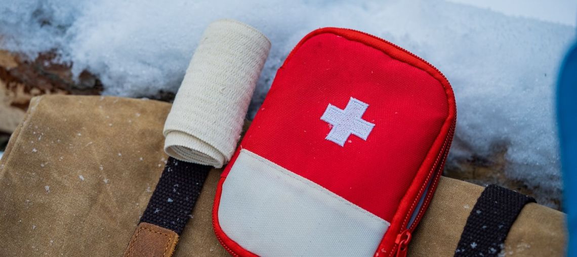 Trousse de secours pour des vacances au ski réussies