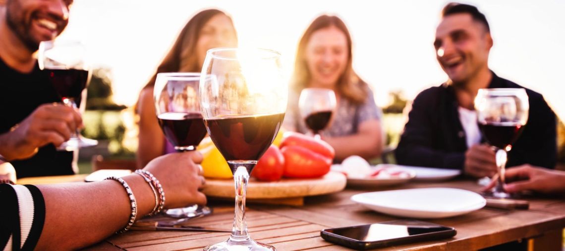 Apéros de l’été : les dangers de l’alcoolisme