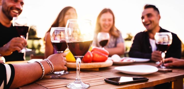 Apéros de l’été : les dangers de l’alcoolisme