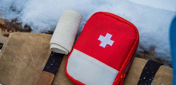 Trousse de secours pour des vacances au ski réussies